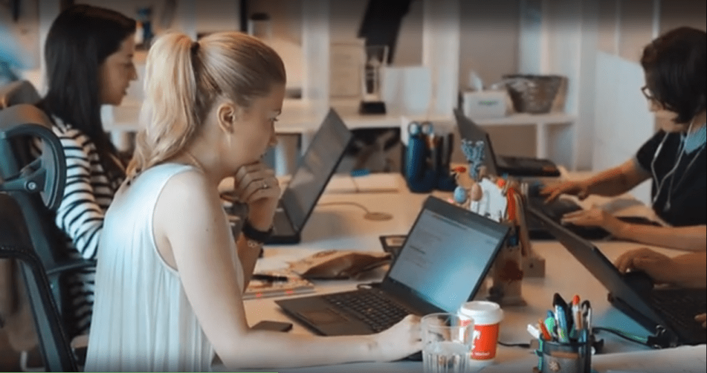 Romanian healthcare provider improves customer experience and business operations with Microsoft